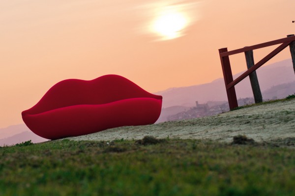Červená sedačka na zelenej lúke