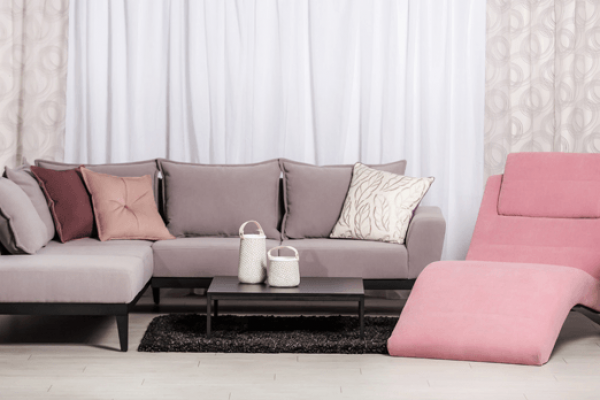 Ako zladiť farby v obývačke: 3. časť – výrazne farebná sedačka
