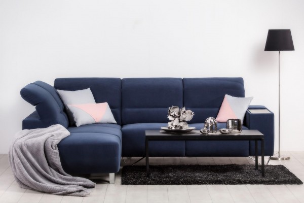 Jak sladit barvy v obývacím pokoji: 1. část – tmavá sedačka